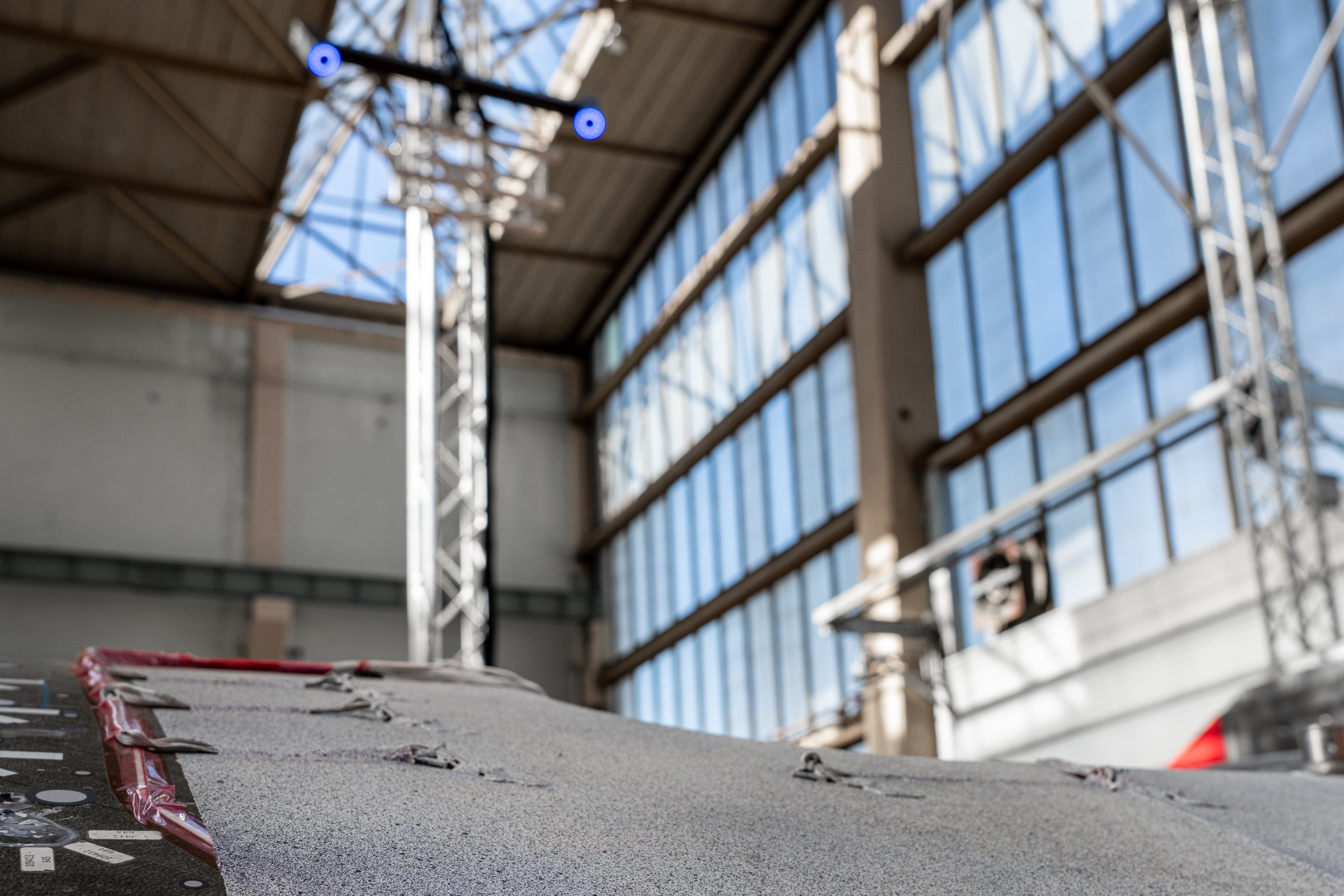 ARAMIS SRX system measuring a full-scale composite aerospace structure under load in a test hangar.