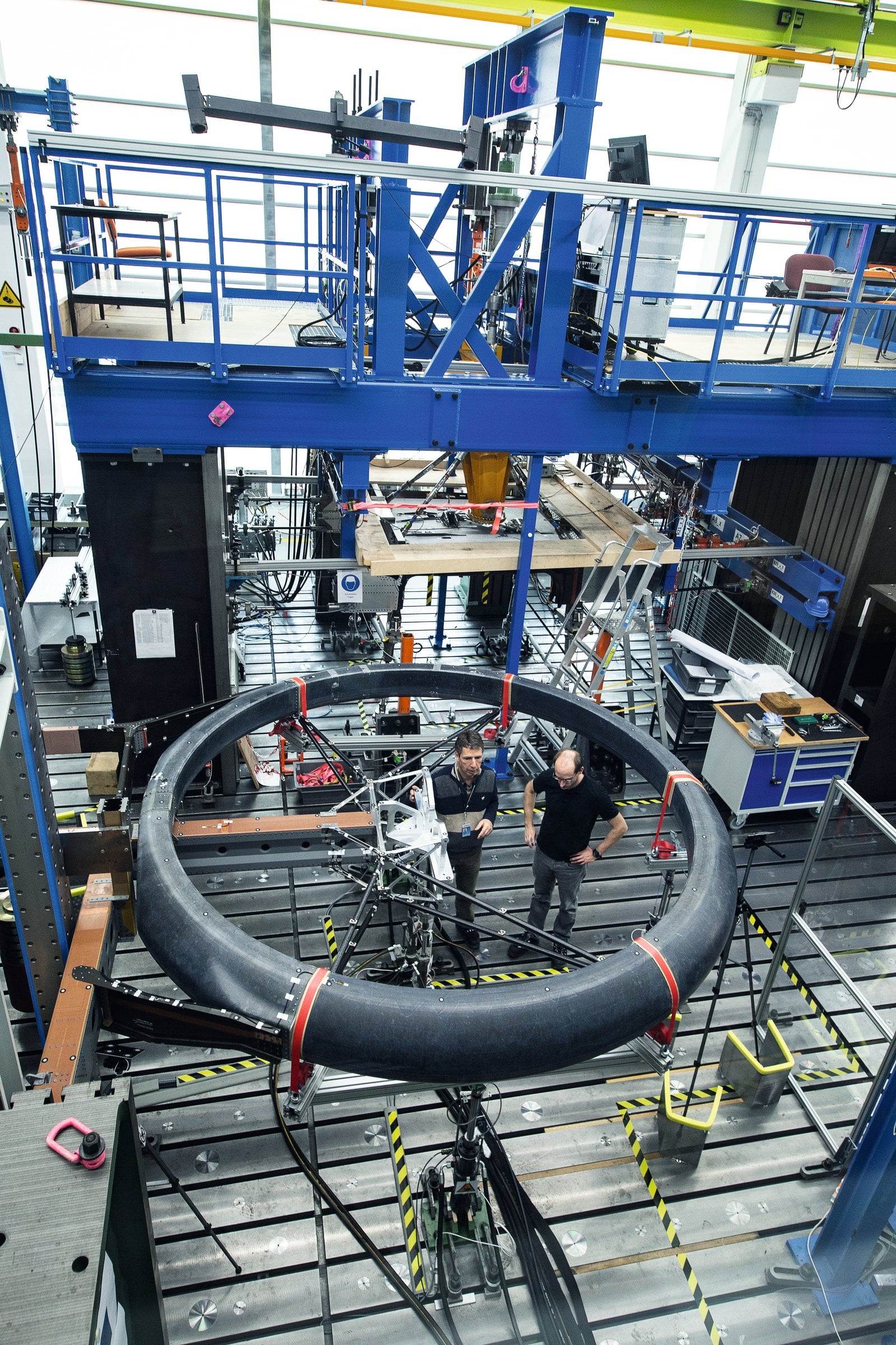 ARAMIS SRX high-speed DIC system positioned around an Airbus helicopter rotor test article inside a large blue test rig.