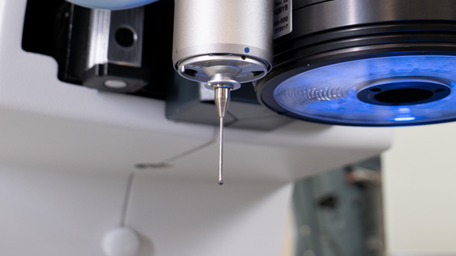 Tactile probe measuring a component on a ZEISS O-INSPECT multisensor measuring machine
